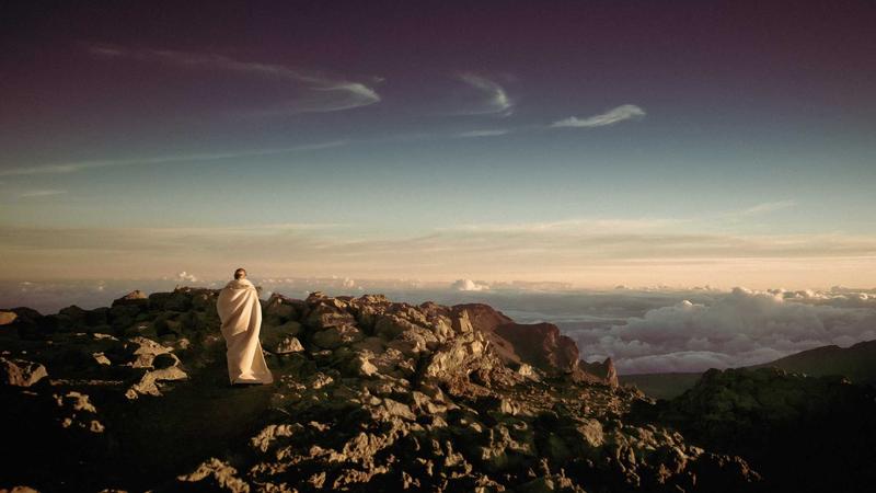 A professional infographic explaining FCA crypto regulations in the UK with icons for compliance, registration, and risk warnings.