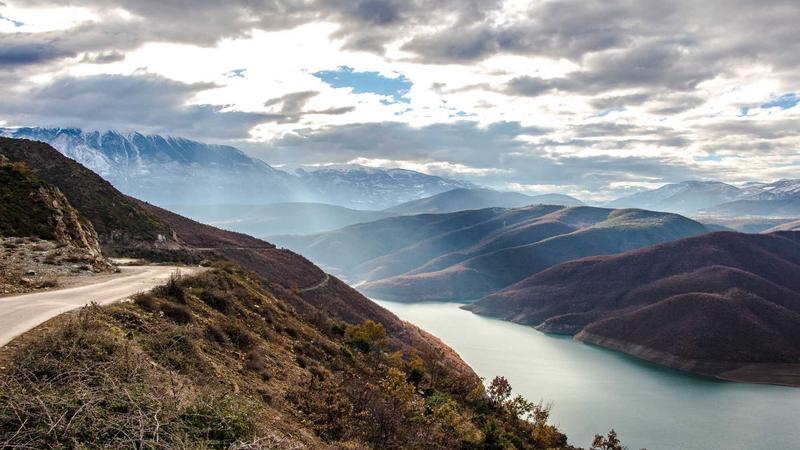 A conceptual infographic showing common AI failure points: a padlock (representing data privacy issues), a confusing maze (representing vague prompts), and a magnifying glass over corrupted text (representing hallucinations).